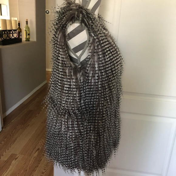 ๐ฅHOST PICK๐ฅOlive + Oak Faux Fur Fuzzy Vest - Picture 2 of 8